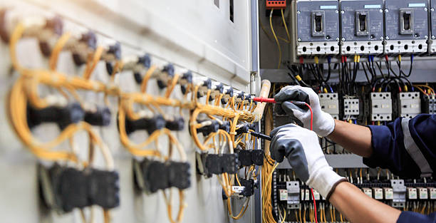 Professional Electrician technician working in Washington, IL